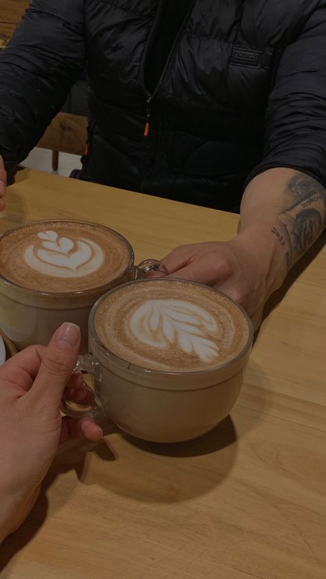 Bad Date Aesthetic, Coffe Date Pics Ideas, Coffee For Two Aesthetic, Couple Drinking Coffee Aesthetic, Coffee Date Pictures Friends, Coffee Shop Couple Aesthetic, Coffee Date Ideas, Boyfriend Coffee Date, Coffee Shop Date Aesthetic