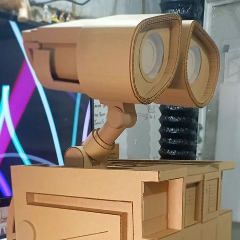 Cardboard Chris on Instagram: "16 days to go until the @stneotsfestival #cardboard #corrugatedcardboard #cardboardartist #cardboardart #cardboardcreations #stneotsfestival #maker #recycle #reuse #stneots #walle #disney #pixar" Disney Props, Cardboard Projects, Cardboard Costume, Building Crafts, Cardboard Model, Scary Halloween Party, Cardboard Art, Craft Quotes, Wall E