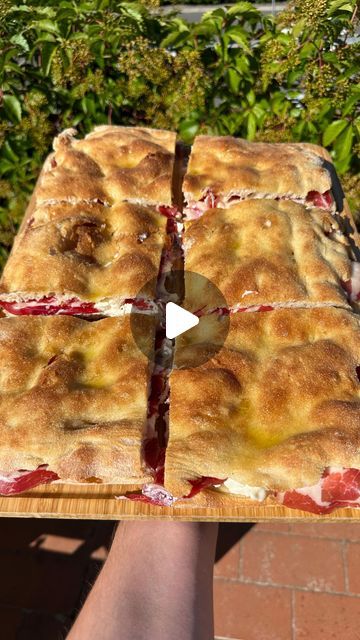 Alex Campisi on Instagram: "PIZZA DI FERRAGOSTO ☀️ 🍕 Salva la ricetta 📼   Oggi fará anche un caldo bestia ma con questa ripiena stracchino e capocollo non sbagli niente e vai sul sicuro ❤️‍🔥  ✅ IMPASTO per 2 teglie 40x30  - 700gr farina “00” con 13gr proteine  - 500ml acqua ml acqua  - 3gr lievito di birra fresco - 15gr sale - 20ml olio EVO  ✅ Parti con farina, lievito e 410ml di acqua, una volta che l’impasto prende consistenza aggiungi il sale e in più volte i restanti 90ml (solo quando l’impasto torna bello liscio aggiungere il prossimo sorso di acqua), per ultimo l’olio EVO  ✅ Lievitazione di 3 ore a temperatura ambiente formo il panetto facendo un giro di pieghe e lascio lievitare a temperatura ambiente per 2 ore   ✅ Stendo e inforno per 13 minuti nella parte bassa a 250C, taglio e Pizza Knots, Sandwiches, Pizza, Essen, Pizzas