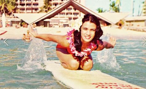 Hawaiian Girl, Hawaii Pictures, Surfing Photos, Surfing Pictures, Vintage Aloha, Retro Images, Vintage Hawaii, Waikiki Beach, Vintage Hawaiian Shirts