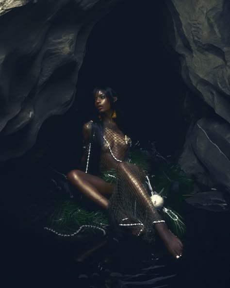 It’s a Siren summer ☀️🧜🏾‍♀️ Mythical glam with @eboneedavis Photos: @obidinzeribe Glam/Prosthetics: @pattielepugh Hair: @lasnoot4trshe Styling: @styleisinyou Look: @laurelstreetdrip Creative direction: @obidinzeribe and @eboneedavis Siren Photoshoot, Sirens Fashion, Space Queen, Black Siren, Famous Lifestyle, 21st Birthday Photoshoot, Beautiful Photoshoot Ideas, Glam Photoshoot, Black Mermaid