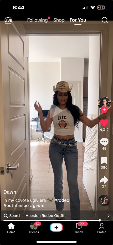 Jaripeo Outfits Aesthetic, Rodeo Outfits Flare Jeans, Houston Hottie Outfit, Baddie Country Outfit, Country Concert Outfit Black Women, Rodeo Outfit Inspiration, Picolandia Outfits Women, Country Baddie Outfits, Baddie Western Outfits