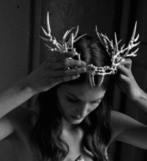 Argella Durrandon, Crown Of Bones, Ethereal Halloween, Baratheon Crown, Yellowjackets Aesthetic, Shireen Baratheon, Asoiaf Characters, Jamie Lannister, Woman King