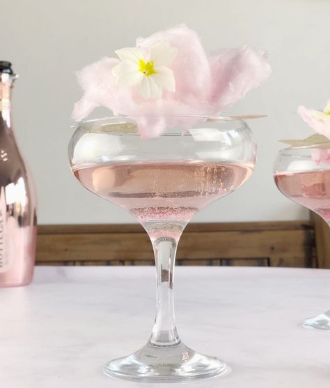 Valentines Day Champagne and Gin, Candy Floss Cocktail , Easy Summer Cocktail Recipes, Cocktails To Make At Home, Gin And Prosecco, Valentine Cocktails, Winter Cocktails Recipes, Pink Prosecco, Easy Summer Cocktails, Candy Cocktails, Prosecco Cocktails