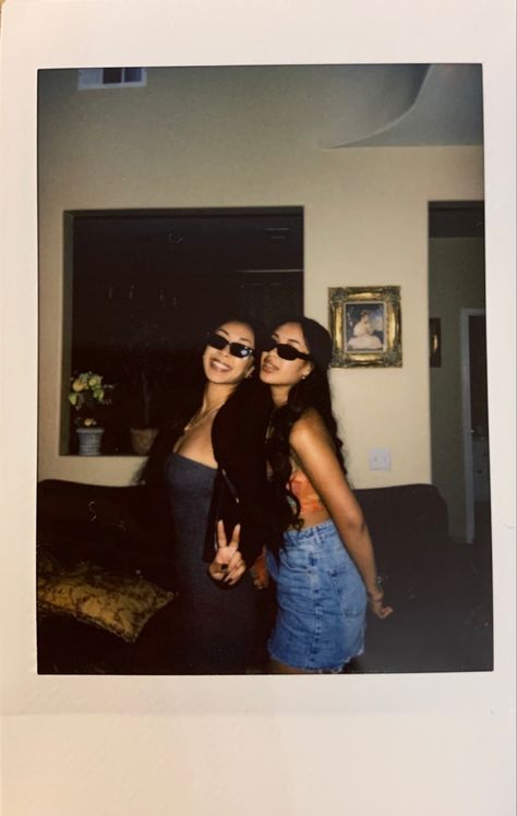 Bsf Polaroid Pictures, Aesthetic Polaroid Pictures With Friends, Friend Poloroid Pictures, Polaroid Pics With Friends, Polaroid Pictures With Best Friend, Poloroid Pictures Ideas Best Friend, Bestie Polaroid Pictures, Polaroid Inspo Friends, Selfie With Friends Ideas