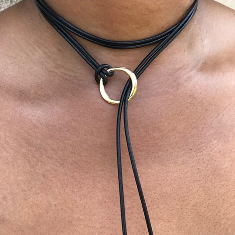 Choker Necklace Outfit, Necklace Tie, Leather Cord Jewelry, Wrap Choker Necklace, Jump Ring Jewelry, Lariat Style Necklace, Black Leather Choker, Necklace Outfit, Circle Jewelry