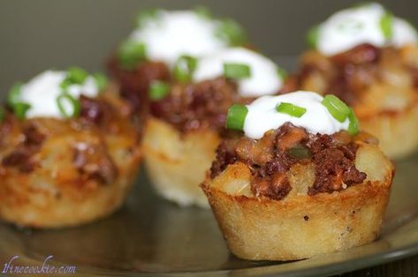 Dessert Chili, Mac And Cheese Cupcakes, Chilli Cheese Fries, Savory Cupcakes, Appetizer Dessert, Chili Cheese Fries, Savory Muffins, Muffin Tin Recipes, Savory Food