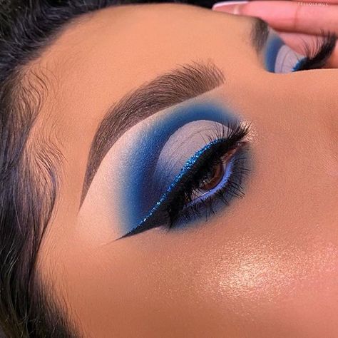 Blue Eyeshadow Makeup, Maquillage Yeux Cut Crease, Blue Eyeshadow Looks, Blue Makeup Looks, Mekap Mata, Makeup Colorful, Drag Make-up, Prom Eye Makeup, Makeup Simple