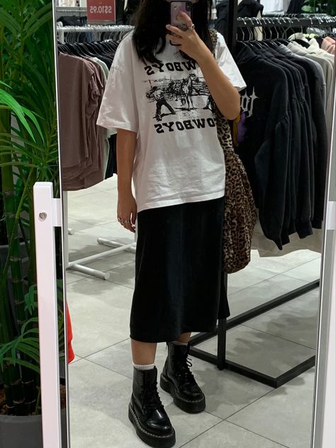 Japanese Tshirt Outfit, Tshirt Long Skirt Outfits, Midi Skirt With Tshirt, Long Skirt T Shirt Outfit, Midi Skirt And Tshirt, Skirts With Tshirts Outfit, Long Skirt Tshirt Outfit, Loose Tshirt Outfits, Long Skirt And Tshirt Outfits