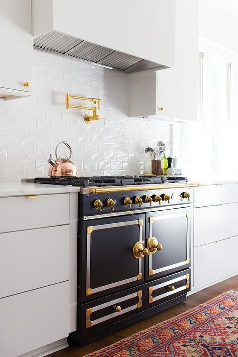 Gold and Black French Stove with White Flat Front Kitchen Drawers - Transitional - Kitchen Colonial Kitchen Ideas, La Cornue Range, Backsplash Tile Design, Colonial Kitchen, White Tile Backsplash, Modern Colonial, Country Kitchens, Backsplash Tiles, White Backsplash