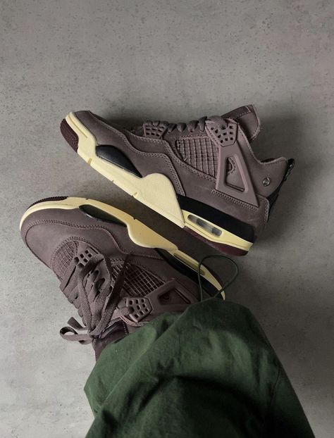 Jordan 4 Brown, Dream Sneakers, Sneaker Website, Nike Off White, Jacquemus Bag, Trendy Shoes Sneakers, Cheap Sneakers, Balenciaga Sneakers, Shoes Outfit Fashion