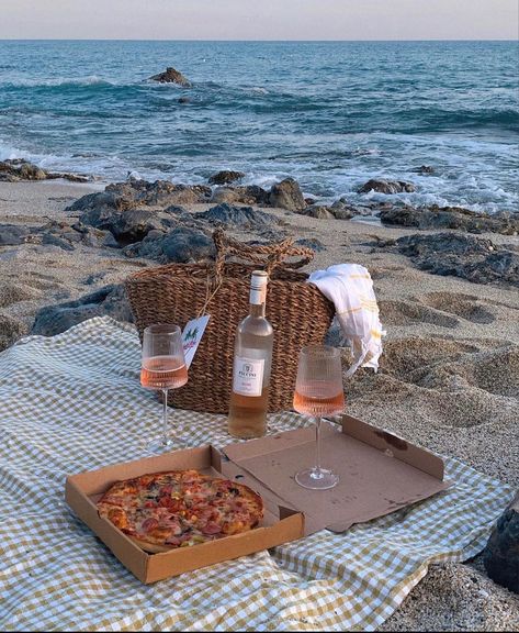 Wine Pizza, Picnic Wine, Wine And Pizza, Romantic Wine, Wine Picnic, Dream Dates, Cute Date Ideas, Romantic Picnics, Romantic Summer