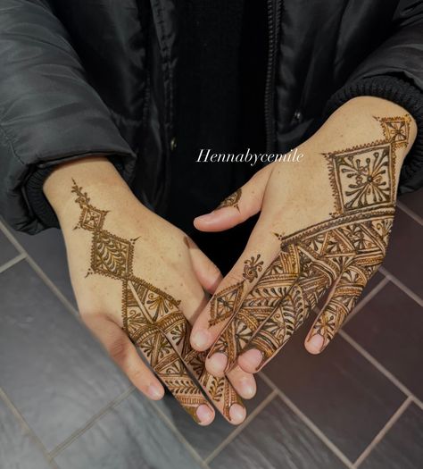 Fessi Eid henna✨ #henna #hennadesign #hennaart #eidmubarak #eidhenna Keffiyeh Henna, Fessi Henna, Mehndi Tattoos, Traditional Henna Designs, Traditional Henna, Eid Henna, Mehndi Tattoo, Henna Art, Henna Design