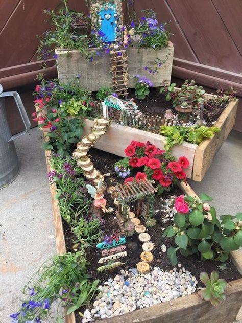 Fairy Garden Design Ideas, Miniature Garden Design, Fairy Garden Pots, Fairytale Garden, Indoor Fairy Gardens, Fairy Garden Ideas, Fairy Garden Plants, Fairy Homes, Garden Houses