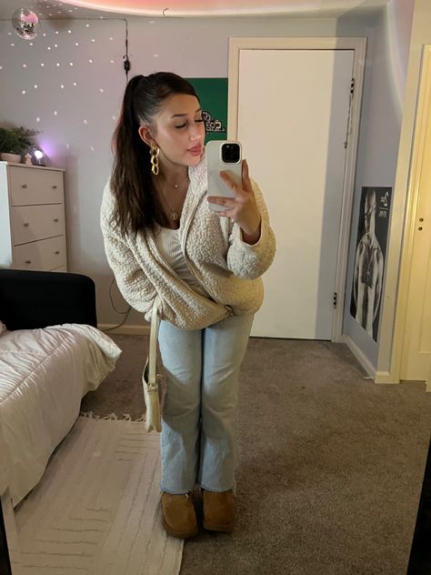 Trendy Leggings Outfit, Very Easy Breakfast Ideas, Cute Basic Outfits Winter, Outfits To Wear With Uggs, Cool Grey 11s Outfits, Quince Outfit, Cool Grey 11s, Grey 11s, Outfits Latina