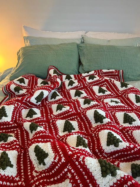 12 Simple Crochet Blanket Tutorials for Cozy Nights Homemade Christmas Blankets, Canada Apartment, Vintage Inspired Christmas Tree, Darning Needle, Afghan Crochet Pattern, Crocheted Christmas, Vintage Inspired Christmas, Crochet Blanket Designs, Christmas Blanket