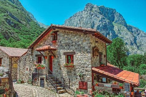 Why You Have to Visit Northern Spain at Least Once in Your Life Cottage Core House, Spain House, Backpacking Spain, Spain Culture, Asturias Spain, Cottage Farm, Resort Design, Spain Holidays, Northern Spain