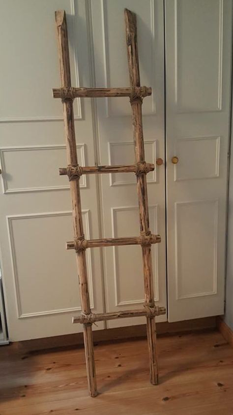 Bedroom Homemade Decor Ideas, Ladder Diy Decor, Homemade Wood Furniture, Wood Ladder Diy, Ladder Decor Diy, Diy Wood Ladder, Ladder On Wall, Stick Ladder, Wood Ladder Decor