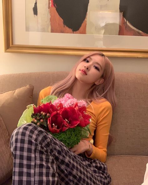 ROSÉ on Instagram: “May all the roses be rosie today🌹 (oops no roses in my flowers today..)” Parkchaeyoung Blackpink, Rosé Girlfriend Material, Wallpaper Rose, Roseanne Park, Rose And Rosie, Rosé Instagram, Park Rosé, Rosé Jisoo, Rose Park