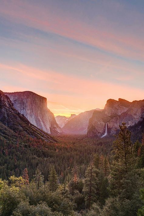 Yosemite National Park | Sunrise View at the Yosemite Valley from the Tunnel View vista point ❤️❤️❤️❤️ | Facebook Yosemite National Park Aesthetic, Yosemite National Park Winter, Yosemite National Park Photography, Yosemite Photography, Yosemite California, Sequoia National Park, Pretty Landscapes, Yosemite Valley, Manifestation Board