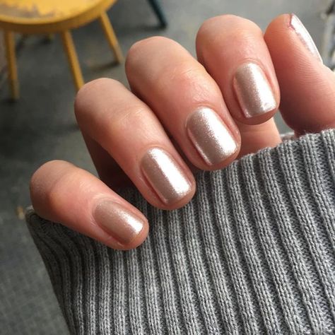 Gold Gel Nails, Champagne Nails, Nail Paints, Simple Gel Nails, Modern Nails, Dots Nails, Nagel Inspo, Hair Skin Nails, Winter Color