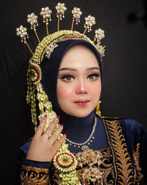 hairstyle indonesia bali like4like lifestyle haircut jakarta hairdo likeforlike fashion surabaya ootd keiskeiindonesia hair makeup penumbuhrambut hairstylist tonic conditioner sulawesi hijab sumatera shampoo headpiece canonasia braidyourhair styleyourhair ootdhijab infeksi ketombe Pengantin Jawa Hijab, Grade 8 Graduation, Pose Pengantin, Adat Jawa, Medium Long Haircuts, Simple Hijab, Wedding Dress Outfit, Popular Hair, Graduation Hairstyles