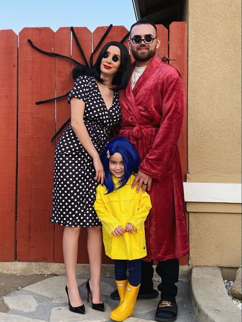 Mother Daughter Cosplay Ideas, The Other Father Coraline Costume, Family Halloween Costumes Aesthetic, Classic Halloween Family Costume, Coraline Costume Kids, Caroline Other Mother Costume, Coraline's Other Mother Costume, Coraline's Parents Costume, Coraline Mom And Dad Costume