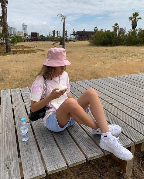 💕🌸🌷🌈🍭🍬 Pink Bucket Hat Outfit, Bucket Hat Summer Outfit, Hat Outfit Summer, Hypebeast Women, Sofia Coelho, Bucket Hat Outfit, Pink Bucket Hat, Highsnobiety Fashion, Beach Model