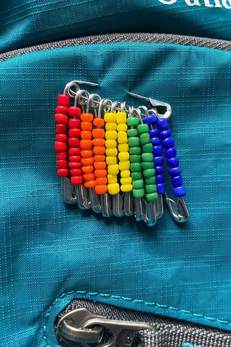 Cute School Crafts, Backpack Pin Ideas, Where To Put Pins Ideas, Safety Pin Backpack Charm, Pin Bags Ideas, Diy Backpack Decoration Ideas, Make Pins Diy, Fun Decor Ideas, How To Make Pins For Backpack