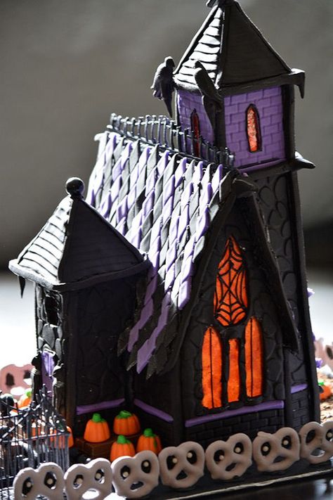 gingerbread house Halloween Halloween Gingerbread House Template, Gingerbread Graveyard, Goth Gingerbread House, Halloween Cookie House, Gingerbread Halloween, Haunted Gingerbread House, Haunted House Cake, Halloween Gingerbread House, Halloween Gingerbread