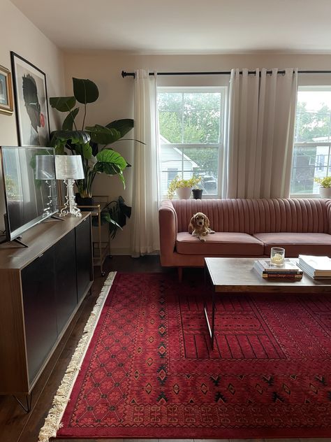 Warm colors with pink and red. Maximalism Red Carpet Room Ideas, New Jersey Apartment, Red Rug Living Room, Green Walls Living Room, Earthy Living Room, Living Room Setup, Dream Apartment Decor, Living Room Red, Dorm Room Inspiration