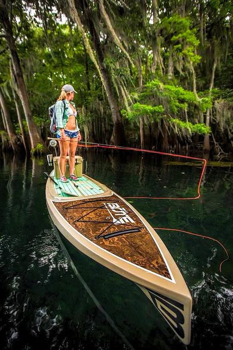 fly fishing women Roof Camping, Paddle Board Fishing, Fly Fishing Girls, Sup Fishing, Pesca In Mare, Wooden Boat Plans, Camping Rv, Bowfishing, Sup Surf