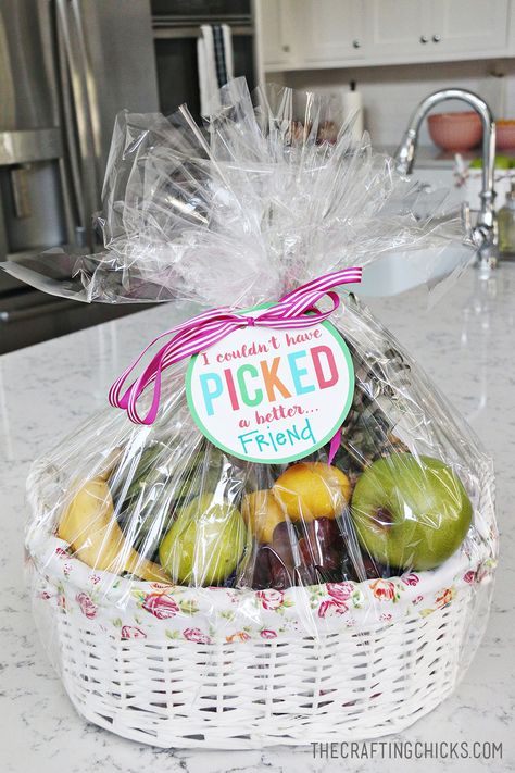 Fruit Basket Gift Idea with Free Printable Tag - I couldn't have PICKED a better FRIEND! Fruit Basket Ideas, Fruit Basket Diy Gift, Fruit Baskets Diy, Unique Powers, Christmas Gift Baskets Diy, Fruit Basket Gift, Creative Wrapping, Holidays Ideas