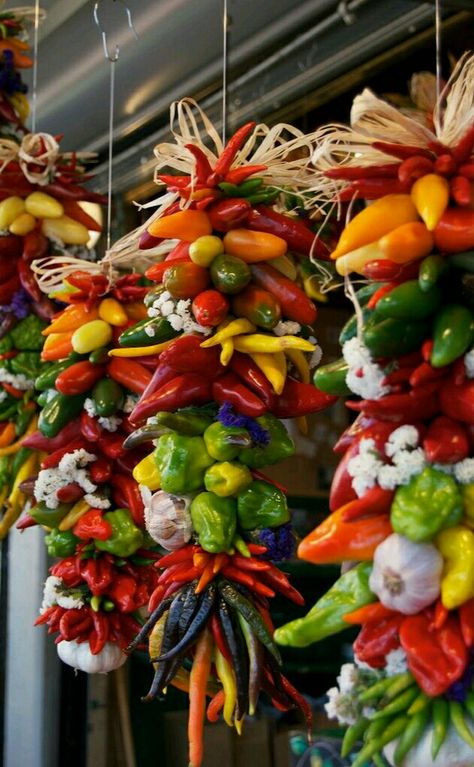 Pepper Farm, Chili Peppers Decor, Ideas For Autumn, Pike Place Market Seattle, Vegetables Photography, Fruit Wallpaper, Heirloom Vegetables, Pike Place Market, Pike Place