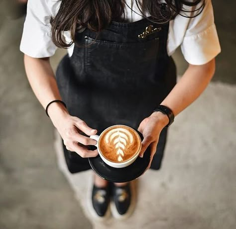 Barista Photoshoot, Barista Outfit Aesthetic, Cafe Photoshoot Ideas, Barista Life, Coffee Photoshoot, Barista Outfits, Barista Cafe, Barista Training, Cafe Photos