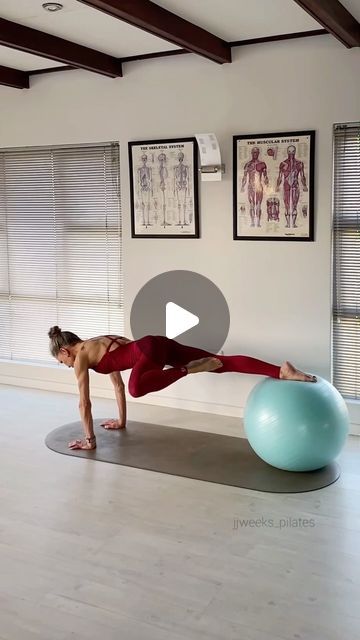 Ball Workout Exercise, Dynamic Plank, Pilates Ball Exercises, Yoga Ball Workout, Exercise Ball Workout, Balance Ball Exercises, Plank Exercise, Pilates Chair, Yoga Ball Exercises