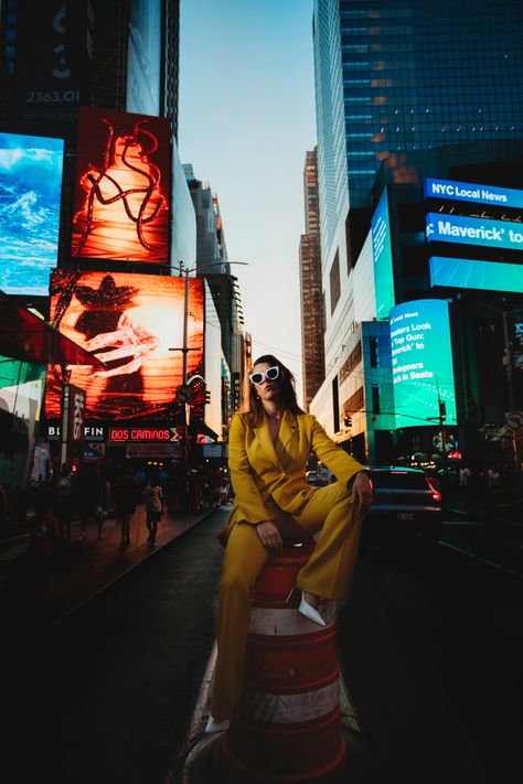 Fun City Photoshoot, Nyc Portrait Photography, Chinatown Nyc Photoshoot, Times Square Poses, Time Square Photoshoot, City Modeling, Night Portrait Photography, Times Square Photography, Building Photoshoot