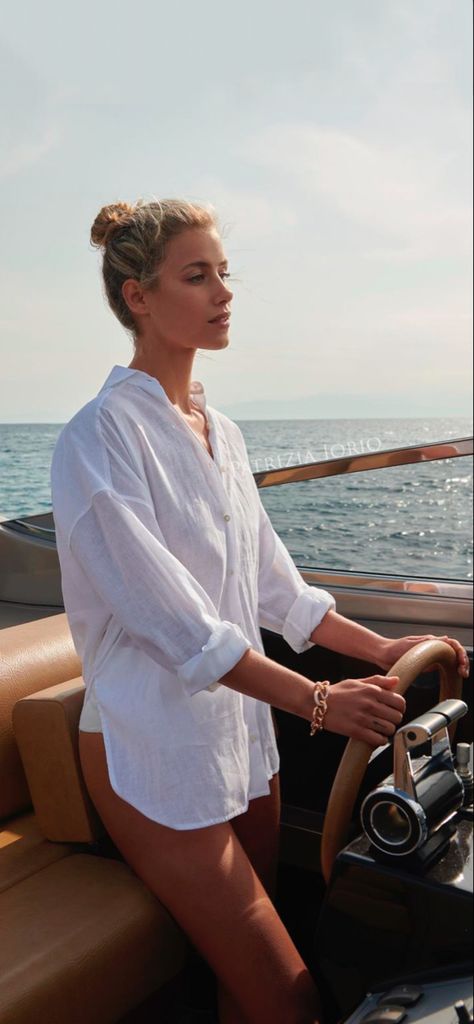 Sailing Fashion Women, Chilly Boat Day Outfit, Sailboat Outfit Women, Sailing Outfit Women, Sailing Photoshoot, Catamaran Outfit, What To Wear On A Boat, Boat Day Outfit, Sailing Style