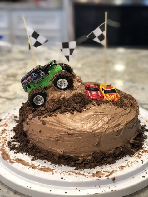 Monster truck cake. Used a hot dog bun cut in half to make ramp, and crushed chocolate graham crackers for dirt. For the banner I used wooden skewers and glued cut out scrapbook paper to string. Ran the truck tires through frosting to add tire mark effects. Monster Truck Birthday Party Ideas, Cake Truck, Truck Birthday Party Ideas, Monster Truck Birthday Cake, Monster Truck Birthday Party, Monster Jam Birthday, Monster Jam Party, Truck Birthday Cakes, Monster Truck Cake