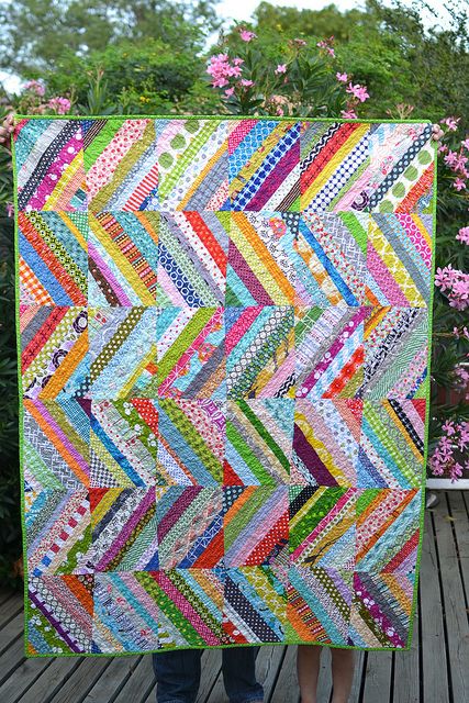 scrappy string quilt | Flickr - Photo Sharing!   Use magazine pages and draw diagonal lines in various widths. Colorful Quilt, String Quilt, Quilt Modernen, String Quilts, Scrap Quilt Patterns, Pretty Quilt, Jellyroll Quilts, Strip Quilts, Color Festival