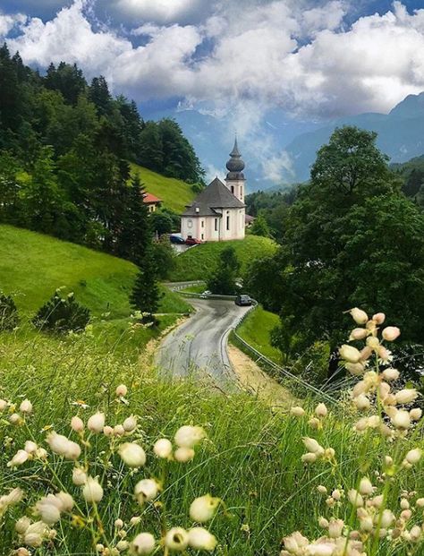 Die Wallfahrtskirche Maria Gern ist eine römisch-katholische Wallfahrtskirche im Markt Berchtesgaden in Oberbayern🌿 Happy Weekend🌿🔝🙏📷doounias Castle Scenery, Mountains Cabin, Magic Photography, Green Hills, Country Church, Autumn Nature, Beautiful Castles, Landscape Nature, Nature Landscape