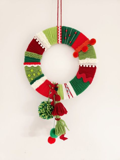 Looking for a fun craft to make with your little ones this Christmas? Why not try this cute yarn wrap Christmas wreath? They look great and are super simple to make. All you need is a paper plate, yarn and an embellishment or two, or three or four... Simple Xmas Wreaths, Yarn Holiday Decor, Simple Christmas Decorations Ideas, Christmas Wreath Diy Kids, Christmas Wreaths Diy Kids, Yarn Christmas Crafts For Kids, Easy Yarn Christmas Crafts, Small Christmas Wreaths Diy, Felt Christmas Wreath Diy