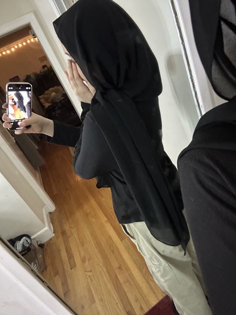 Hijabi Mirror Selfie Aesthetic, Hijabi Profile Picture, Hijabi Mirror Pic, Hijabi Bratz, Hijab Mirror Selfie, Hijab Pfp, Baddie Hijabi Outfits, Hijab Poses, Hijabi Pics