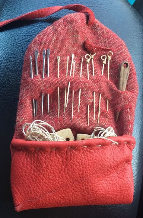 Viking Sewing Kit. Birka Wallet With a Set of Sewing Tools. - Etsy Netherlands Viking Pouch Pattern, Medieval Sewing Kit, Viking Crafts, Leather Sewing Kit, Sewing Kit Bag, Wooden Needle, Viking Garb, Viking Clothing, Viking Sewing