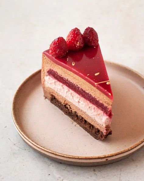 Chocolate Raspberry Mousse, Chocolate Raspberry Mousse Cake, Chocolate Mirror Glaze, Raspberry Mousse Cake, Showstopper Cakes, Mousse Cake Recipe, Raspberry Desserts, Pan Sin Gluten, Raspberry Mousse