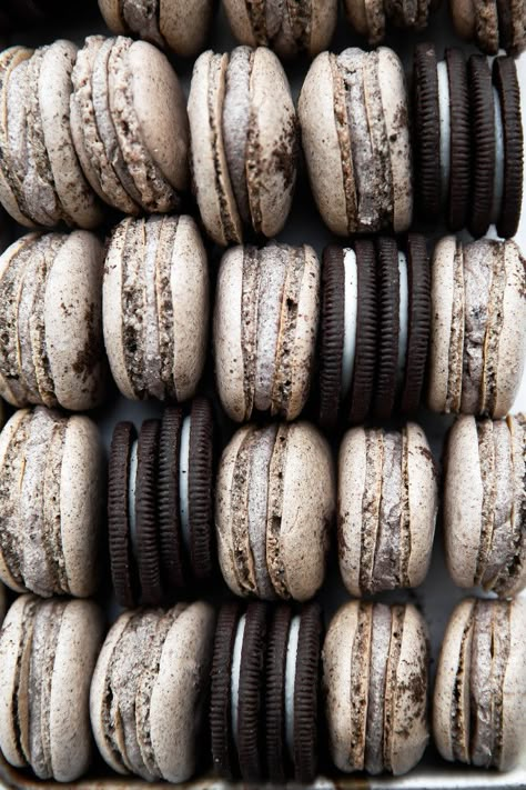 Cookies and Cream Macarons: everyone's favorite cookie just got a thousand times better. Cream Macarons, Macarons Recipe Easy, French Macaroon Recipes, Easy French Recipes, Chocolate Extract, Oreo Frosting, Macarons Recipe, Broma Bakery, Macaron Recipes