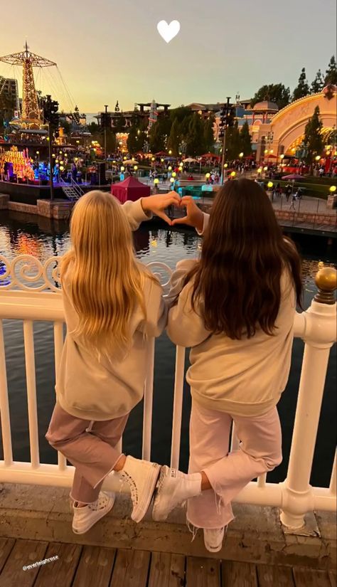 Kid Best Friends, Preppy Family, Blonde And Brunette Best Friends, Foto Best Friend, Photos Bff, Bff Poses, Old Best Friends, Sisters Photoshoot, Besties Forever