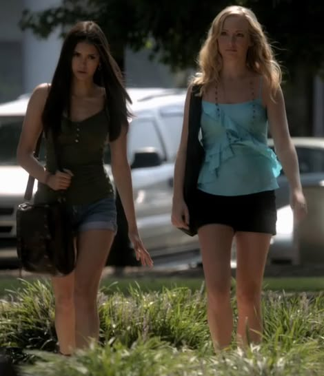 Elena and Caroline - The Vampire Diaries Caroline Outfits, Elena And Caroline, Disturbing Behavior, 2010 Outfits, Elena Gilbert Style, Vampire Diaries Fashion, Vampire Diary, Characters Outfits, Vampire Diaries Outfits