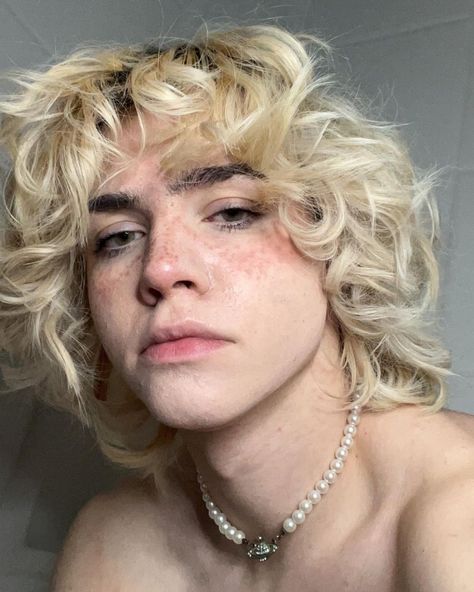 Jayce (@j.ghxst.f) • Instagram photos and videos Pretty Blonde Hair, Men Blonde Hair, Blonde Hair Boy, Blonde Curly Hair, Blonde Boys, Blonde Guys, Strawberry Blonde, Dream Hair, Male Face