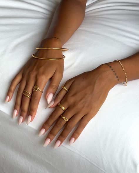 Bangle Outfit, Chunky Gold Jewelry, Gold Bangle Set, Wrist Jewelry, Bangle Bracelet Set, Classy Jewelry, Jewelry Essentials, Stacked Jewelry, Jewelry Lookbook